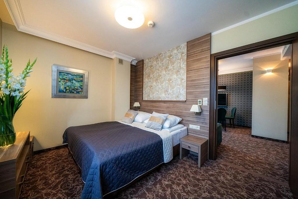 Korona Hotel Остроленка Экстерьер фото