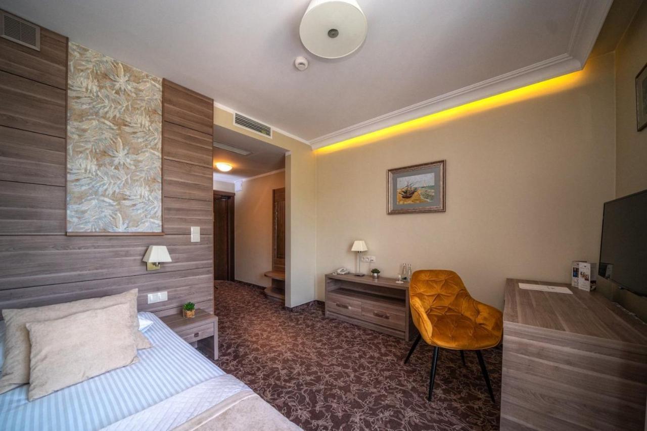 Korona Hotel Остроленка Экстерьер фото